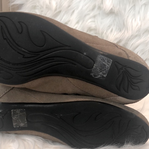 B.P. Tan suede zipper up boots w/wrap around ties on each side.  Sz 5. EUC - Picture 6 of 6